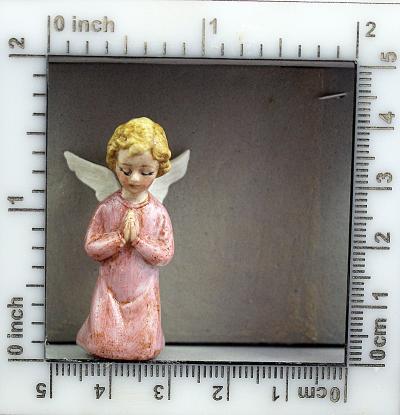 Praying angel figurene